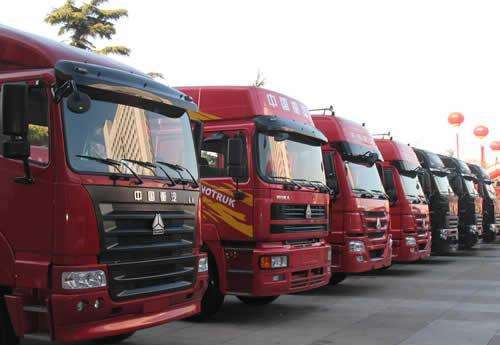 深圳拖车服务公司24小时在线为你提供道路救援服务。